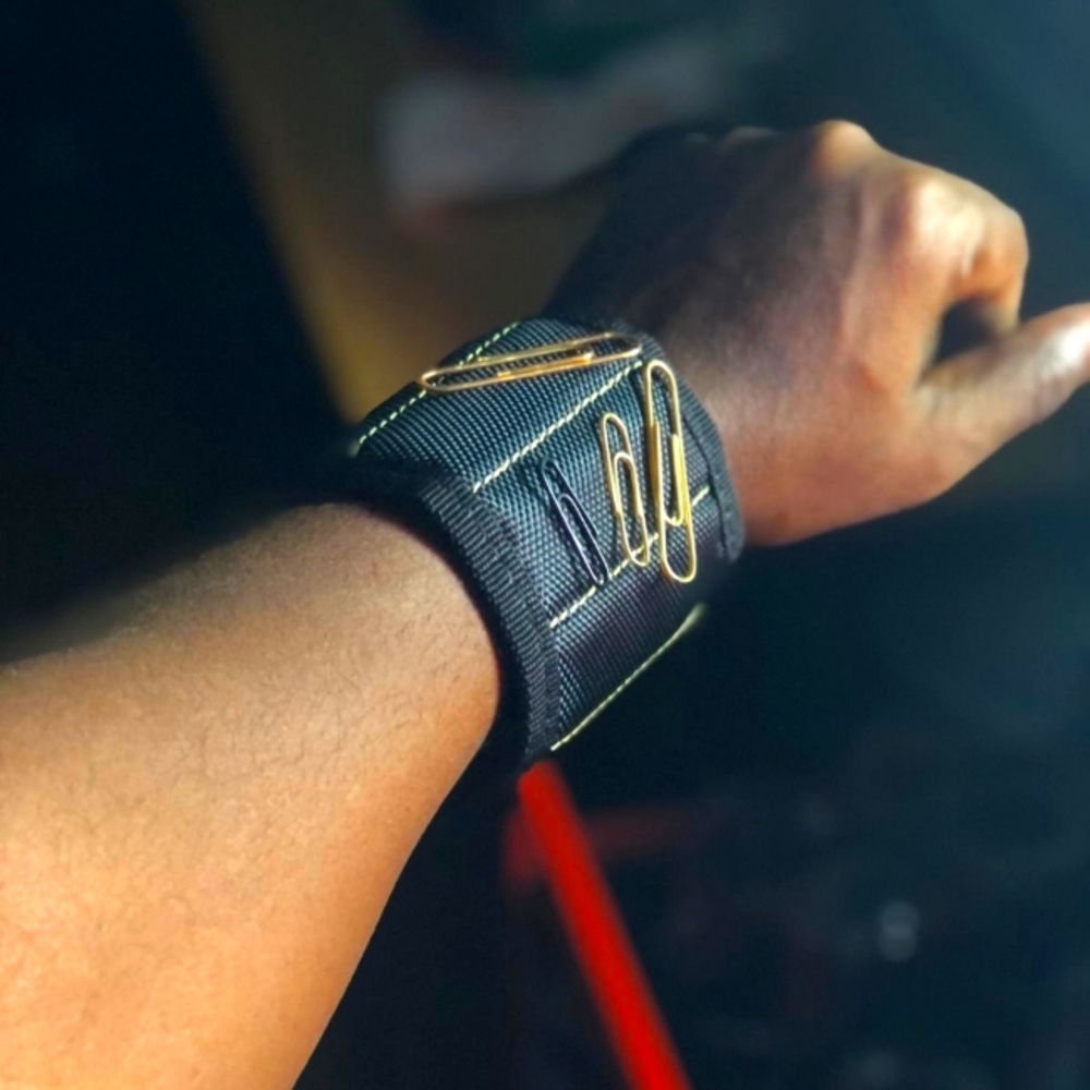 One Size fits all, black, magnetic wristband